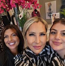 Who starts holiday shopping 164 days in advance?