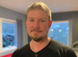 VENDEPUNKTET: Kjartan Kvalvåg (35) Fra tenårene besto livet til Kjartan i  rus og fest. Så fikk han høre vitnesbyrdene til beboere på  Evangeliesenteret på TV.