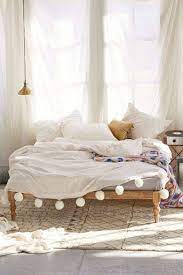 No Headboard Ideas Alternative Bedroom Decorating Domino Bedroom Inspirations Dream Decor Home Bedroom