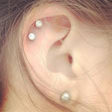 Cartilage Double Ear Piercing Piercings Oreja Piercings Dobles De Oreja Piercing En Las Orejas
