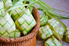 Sebenarnya sangat sederhana, hanya perlu berlatih dua atau tiga tutorial cara membuat lebaran berlian. Cara Menganyam Ketupat Untuk Pemula Halaman All Kompas Com