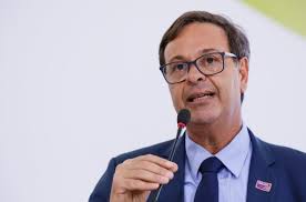 O secretário especial da cultura, mario frias, anda e despacha armado no ambiente de trabalho, deixando a arma visível na cintura. Ministro Do Turismo Diz Que Governo Federal Tem Projeto Para Auxiliar Artistas Durante O Periodo Junino Em Visita Ao Agreste Orlandopassos Com