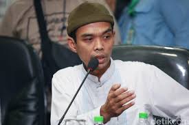 Dikutip dari wikipedia ustadz abdul somad (semoga allah merahmati beliau), seorang ulama kelahiran silo lama, asahan, sumatera utara, yang setiap tutur katanya, kajiannya, khutbahnya sarat dengan hikmah dan nasehat. 6 Fakta Ustaz Abdul Somad Yang Klarifikasi Soal Ceramah Salib