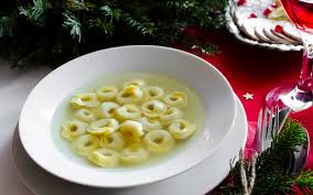 Dopo aver fatto asciugare i tortellini cuoceteli in brodo bollente molto delicatamente, tenendo presente che continueranno a cuocere anche dopo averli levati dal fuoco. Il Primo Di Natale Che Conquista Tutta Italia I Tortellini La Cucina Italiana