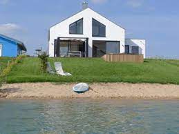 Dieses attraktive ferienhaus eignet sich bestens dafür. Haus Am See Mit Privatstrand 1 Im Lobnitz 4 Schlafzimmer Fur Bis Zu 13 Personen Grosszugiges Feri Ferienhaus Ferienhaus Direkt Am Strand Ferienhaus Am Strand