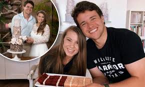 Bindi irwin dramatically altered wedding plans due to coronavirus: Bindi Irwin Reveals Reason Behind Her Unusual Tree Wedding Cake Daily Mail Online