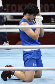 而在 古代奧運 中，拳擊運動就已經是比賽項目之一。 1896年， 第一屆夏季奧運 中，由於 希臘 王 喬治一世 認為拳擊太為 暴力 、危險而且不為 人道 ，因此不批准拳擊列入該屆的比賽項目之一。 1881年， 英國 業餘拳擊協會成立，拳擊開始傳到世界各地。 Yfbfap4mjv3ozm