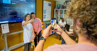 By sony rolfsanchez #bestezangers voor emma heesters zingt rolf sanchez de spaanse versie van het nummer 'that's. Superster Rolf Sanchez Neemt Tiktok Filmpje Op Met Kinderen Van Basisschool In Winssen Beuningen Gelderlander Nl