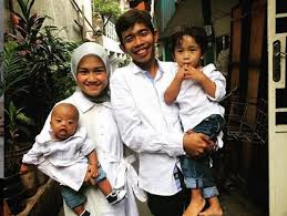 Dede sunandar atau yang akrab disapa dede merupakan pelawak kelahiran ciamis, 19 september 1990. Job Sepi Akibat Covid 19 Dede Sunandar Dagang Cireng Republika Online