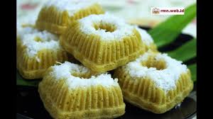 Zaman dahulu kala, warna hijau dan aroma pandan kue ini didapat dari hasil menumbuk puluhan lembar daun suji dan daun pandan untuk diambil sarinya. Resep Kue Putu Ayu Gula Merah Youtube