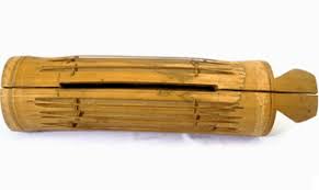 Alat musik ini terbuat dari bahan kayu yang dipenuhi dengan ornamen/ukiran yang indah. 12 Alat Musik Tradisional Kalimantan Timur Tambah Pinter