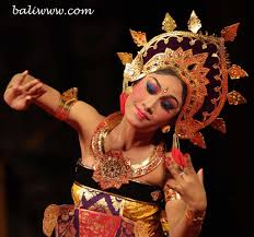 Pendet dilakukan oleh para wanita dengan memakai pakaian adat. Tari Pendet Bali Ciri Khas Dan Nuansa Sakralnya Garuda Citizen