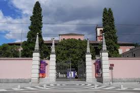 Letto in ferro battuto tulipano singolo. Villa Ghirlanda Silva Wikipedia