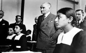 Bugün yine bir günlüğüne cumhurbaşkanı olan, başbakan olan, kocaman koltuklarda oturup kocaman sözler söyleyen. Mustafa Kemal Ataturk 23 Nisan Cocuk Bayrami Icin Ne Demistir