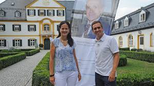 Ganz in weiß, mit einem blumenstraß: 8 Philipp Lahm Sommercamp Philipp Lahm Begeistert Junge Leukamiepatienten Presseportal