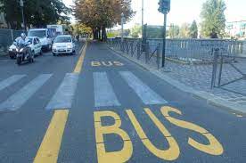 La riforma del codice della strada 2020 sta finalmente per vedere luce, dopo che la commissione trasporti della camera dei deputati, ha i comuni potranno consentire la circolazione dei ciclisti anche nelle corsie preferenziali e su particolari strade anche il doppio senso ciclabile segnalato. Corsie Preferenziali Quanto Sono Importanti Informareonline