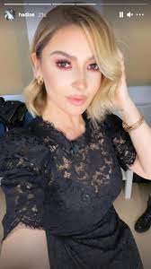 • hadise'nin, pasaj müzik etiketiyle yayınlanan aşka kapandım ep'sinde yer alan olsun isimli şarkısı, video klibiyle netd müzik'te. Hadise Nin Kiyafeti Yine Gundem Oldu Fiyati Dudak Ucuklatti Magazin Haberleri