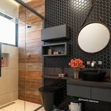 Que Banheiro Maravilhoso Eu Amo Essa Combinacao De Madeira E Preto Projeto Junior Muniz Banheiros Modernos Decoracao Banheiro Pequeno Decoracao Do Banheiro