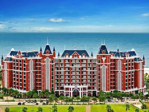 Toàn cảnh Mövenpick Resort Phan Thiết – khu nghỉ dưỡng ven biển nổi bật tại NovaWorld Phan Thiết với kiến trúc lấy cảm hứng từ những ngôi làng ven biển châu Âu.