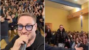 Il porno attore Max Felicitas fa lezione ai ragazzi del liceo: Guadagni su  Onlyfans? Cifre false