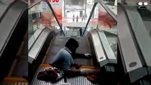 China Un Hombre Sobrevive A Un Accidente En Una Escalera Mecanica By Rt En Espanol