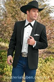 Un par de vaqueros, un jersey abrigado y los accesorios de tendencia. Esmoquin Vaquero Con Mezclilla Png 400 600 Novio Vaquero Trajes Vaqueros Para Hombre Trajes Vaqueros Para Boda