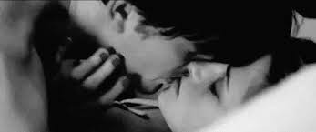 Selamat datang dan kembali lagi diblog yang menyediakan gambar dan foto gerak lucu format animasi gif yang keren, gokil dan menghibur. Pin Di Kiss Black And White