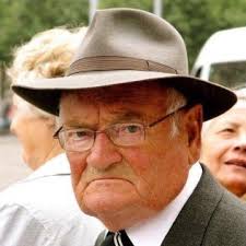 Beth Parsley (@Buzzy_Beth)