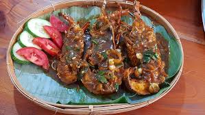 Lobster lada hitam dengan saus kental yang melapisi daging lembut, memberikan perpaduan rasa pedas dan gurih yang sempurna