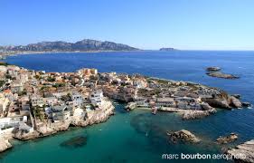 Marseille L Anse De Malmousque Et Les Iles De Gaby Et D Endoume Au Loin Le Massif Des Calanques Et Le Cap Croisette Marseille Paysage De Marseille Calanque
