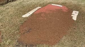 Diy pitching mound un monticule est une des caractéristiques les plus reconnaissables d'un terrain de baseball. Jared Hughes Builds Mound In Backyard