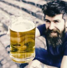 Venner slapper av på puben med øl. Forfriskende ølkonsept. Menn drikker øl  sammen. Hipster-brutal mann som drikker øl med en venn ved disken. Menn som  slapper av i fylla. Alkoholdrikker