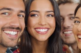 Zähne wie Statussymbole﻿: Warum ein schönes Lächeln für junge Menschen  immer wichtiger wird