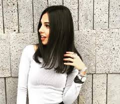 وشاركت سلمى أبو ضيف مؤخرا في العديد من الأعمال الفنية العربية الشهيرة، منها مسلسلات حلاوة الدنيا وطلعت روحي ولا تطفئ الشمس. Ø³Ù„Ù…Ù‰ Ø£Ø¨Ùˆ Ø¶ÙŠÙ Ù…Ù† Ø¥Ø±ØªØ¯Ø§Ø¡ Ø§Ù„Ø­Ø¬Ø§Ø¨ Ø¥Ù„Ù‰ Ø§Ù„Ù…Ù„Ø§Ø¨Ø³ Ø§Ù„Ø¬Ø±ÙŠØ¦Ø© ÙˆÙ…Ø§ Ù‚ØµØ© Ø­Ø¨ÙŠØ¨Ù‡Ø§ Ø§Ù„Ø¥ÙŠØ·Ø§Ù„ÙŠ