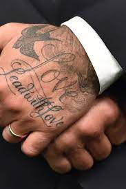 Man sollte den wasserstrom darüber. Tattoo Pflege So Haben Sie Langfristig Etwas Von Ihrem Tattoo Gq Germany
