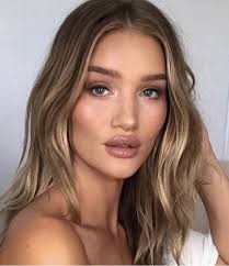 Model viviana hat braune augen, dunkelbraune haare und eine normale bis mischhaut. Rosie Huntington Whiteley By Patrick Ta Brown Eyes Blonde Hair Blonde Hair With Highlights Hair Highlights