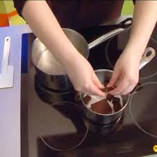 Comment Faire Fondre Du Chocolat En 2020 Faire Fondre Du Chocolat Fondre Du Chocolat Fondue Au Chocolat