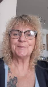 Can a fresh tomato slice stain a white bird?