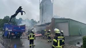 Großbrand in Hemmingstedt: Feuerwehr kämpft gegen Flammenhölle - Imagen principal del artículo
