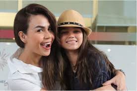 Kembar! Gaya Kompak Anak Melaney Ricardo, Chloe Lynch Bareng Sang Mama