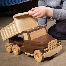 Ob puppenhaus, eisenbahn oder pikler dreieck, holz gewinnt als werkstoff für spielsachen wieder an beliebtheit. Holzspielzeug Selber Machen This Wood Truck Design Aims At Giving Kids A Fully Lqaff Com