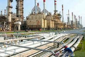 Suasana kilang minyak pertamina refenery unit iv cilacap, rabu (7/2). Pertamina Kilang Cilacap Sumbang Sepertiga Kebutuhan Bbm Nasional Antara News