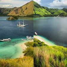 Kakaban Trip On Instagram Sekedar Ilustrasi Bagaimana Suasana Pulau Kelor Di Tn Kep Komodo Disaat Musim Kemarau Juni Nov Dan Musi Komodo Island Trip Komodo