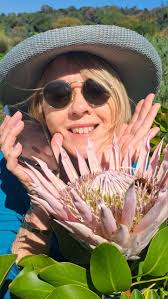 Painting and naming flora near Buffelsbaai