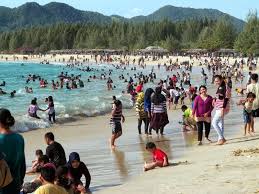 Hasil gambar untuk foto pemandangan indah aceh lampuuk pasir putih