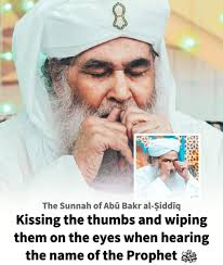 Hadrat Abdullah Ibn Amr (may Allah be pleased with him) said: I saw the  Prophet (peace and blessings of Allah be upon him) counting the tasbeeh