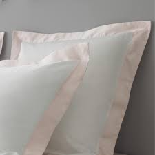 Se voulant synonymes du luxe, les taies d'oreiller en soie promettent une sensation exquise dès que vous y poserez la tête. Taies D Oreiller Luxe Et Taies D Oreiller Haut De Gamme Mpc Maison
