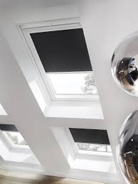 Pratiques et de qualité, ils vous permettent de maîtriser la lumière naturelle entrant tout en apportant une touche moderne. Store Solitoit Le Store A Enroulement Occultant Special Fenetre De Toit