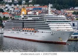 Grand Bateau De Croisiere Dans Le Port De Bergen En Norvege Bergen Harbor Bergen Harbour Bryggen Bergen Cabins City Clif Le Port Grands Stock Photos