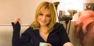 Μ' αγαπούσες κι άνθιζε εταιρία: Elewnora Zoyganelh Aytos Einai O Neos Ths Syntrofos In Gr